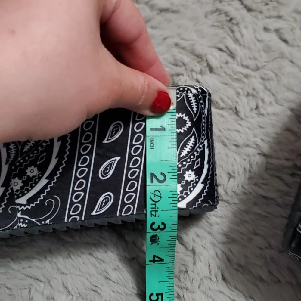N/A black paisley